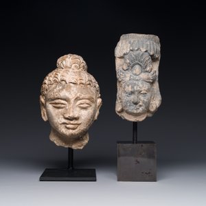 Un fragment d'une tête de Sakyamuni en stuc et d'une tête de Bodhisattva en schiste, Gandhara, 1/4ème — photo 2