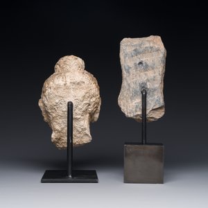 Un fragment d'une tête de Sakyamuni en stuc et d'une tête de Bodhisattva en schiste, Gandhara, 1/4ème — photo 3