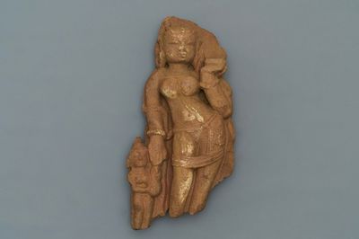 Un fragment d'une Yakshi en grès rouge, Inde, 14ème ou après