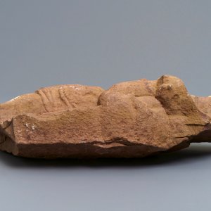 Un fragment d'une Yakshi en grès rouge, Inde, 14ème ou après — photo 5