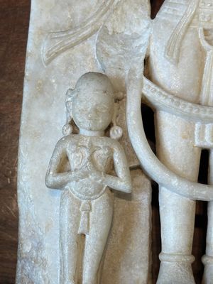 Un fragment en marbre blanc de Parvati et un fragment en marbre blanc de Tirthankara, Inde, 12/13ème — photo 5