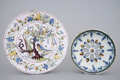 Un fraisier en Delft polychrome et une plat en faïence de Saint-Amand-les-Eaux, 18ème