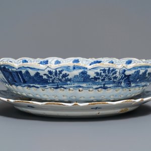 Un fraisier sur présentoir en faïence de Delft en bleu et blanc, 18ème — photo 2