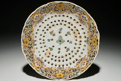 Un fraisier tripod en faïence de Delft polychrome, 18ème