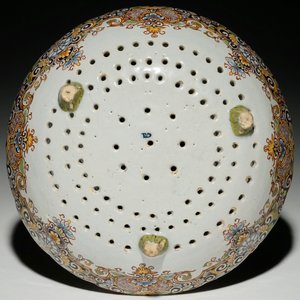 Un fraisier tripod en faïence de Delft polychrome, 18ème — photo 2