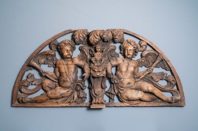 Un fronton en chêne sculpté et ajouré représentant deux angelots musiciens, France, 17ème