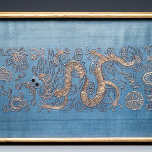 Un gilet, une jupe et un fragment de manche en soie brodée, Chine, Qing — photo 5