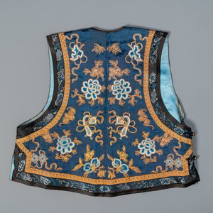 Un gilet, une jupe et un fragment de manche en soie brodée, Chine, Qing — photo 8