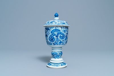Un gobelet couvert en porcelaine de Chine en bleu et blanc, Kangxi