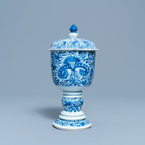 Un gobelet couvert en porcelaine de Chine en bleu et blanc, Kangxi — photo 3