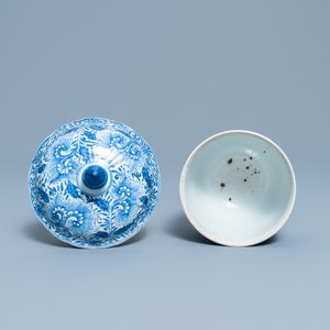 Un gobelet couvert en porcelaine de Chine en bleu et blanc, Kangxi — photo 5