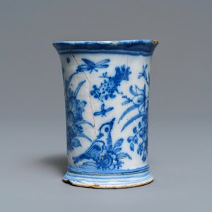 Un gobelet d'après un modèle en argent en faïence de Delft en bleu et blanc à inscription, datée 1676 — photo 3