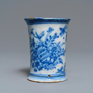 Un gobelet d'après un modèle en argent en faïence de Delft en bleu et blanc à inscription, datée 1676 — photo 4