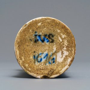 Un gobelet d'après un modèle en argent en faïence de Delft en bleu et blanc à inscription, datée 1676 — photo 7