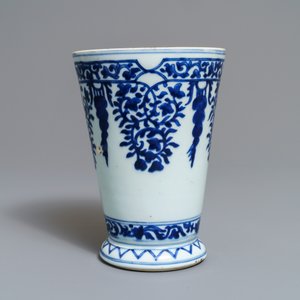 Un gobelet en porcelaine de Chine bleu et blanc d'après un modèle en argent, Kangxi — photo 2
