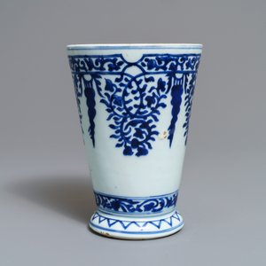 Un gobelet en porcelaine de Chine bleu et blanc d'après un modèle en argent, Kangxi — photo 4