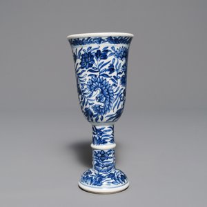 Un gobelet sur piedouche en porcelaine de Chine bleu et blanc, Kangxi — photo 2