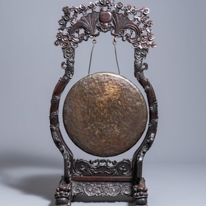 Un gong en bronze dans son support en bois sculpté, Chine, 19ème — photo 2