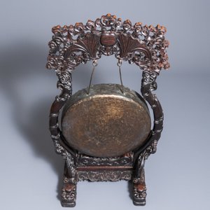 Un gong en bronze dans son support en bois sculpté, Chine, 19ème — photo 6