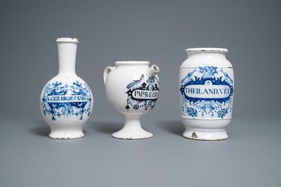 Un grand albarello et une chevrette en faïence de Delft et une bouteille en faïence de Bruxelles, 18ème