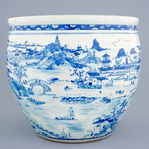 Un grand aquarium avec une vue de Canton en porcelaine de Chine bleu et blanc, 19ème — photo 2