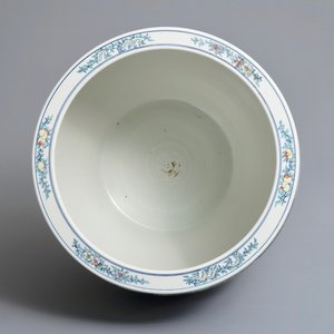 Un grand aquarium en porcelaine de Chine doucai à décor des 'cent garçons', 20ème — photo 6