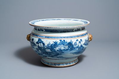 Un grand aquarium en porcelaine de Chine en bleu et blanc à décor de paysages, Qianlong