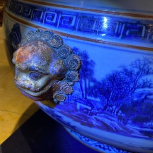 Un grand aquarium en porcelaine de Chine en bleu et blanc à décor de paysages, Qianlong — photo 11
