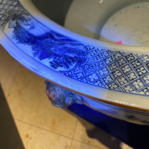 Un grand aquarium en porcelaine de Chine en bleu et blanc à décor de paysages, Qianlong — photo 13