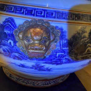 Un grand aquarium en porcelaine de Chine en bleu et blanc à décor de paysages, Qianlong — photo 18