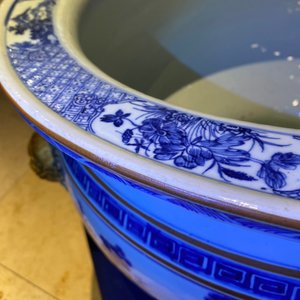 Un grand aquarium en porcelaine de Chine en bleu et blanc à décor de paysages, Qianlong — photo 24