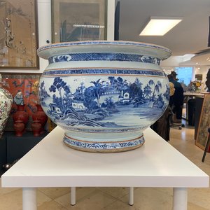 Un grand aquarium en porcelaine de Chine en bleu et blanc à décor de paysages, Qianlong — photo 25
