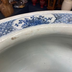Un grand aquarium en porcelaine de Chine en bleu et blanc à décor de paysages, Qianlong — photo 29