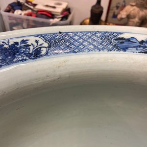 Un grand aquarium en porcelaine de Chine en bleu et blanc à décor de paysages, Qianlong — photo 30