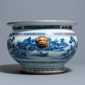 Un grand aquarium en porcelaine de Chine en bleu et blanc à décor de paysages, Qianlong — photo 3