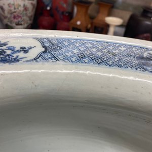 Un grand aquarium en porcelaine de Chine en bleu et blanc à décor de paysages, Qianlong — photo 31