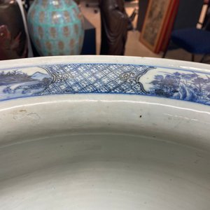 Un grand aquarium en porcelaine de Chine en bleu et blanc à décor de paysages, Qianlong — photo 32