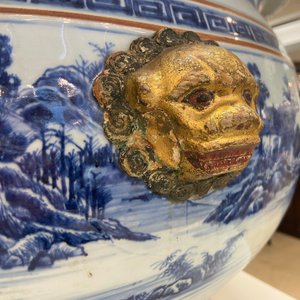 Un grand aquarium en porcelaine de Chine en bleu et blanc à décor de paysages, Qianlong — photo 34