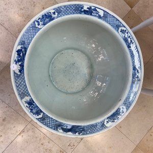 Un grand aquarium en porcelaine de Chine en bleu et blanc à décor de paysages, Qianlong — photo 45