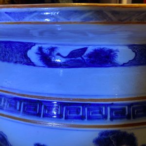 Un grand aquarium en porcelaine de Chine en bleu et blanc à décor de paysages, Qianlong — photo 9
