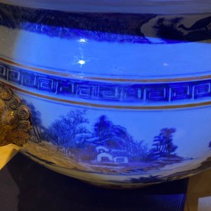 Un grand aquarium en porcelaine de Chine en bleu et blanc à décor de paysages, Qianlong — photo 10
