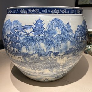 Un grand aquarium en porcelaine de Chine en bleu et blanc à décor d'un paysqage, Qianlong — photo 11