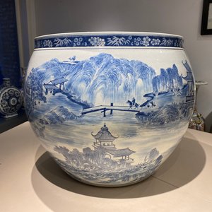 Un grand aquarium en porcelaine de Chine en bleu et blanc à décor d'un paysqage, Qianlong — photo 13