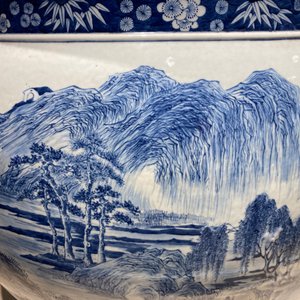 Un grand aquarium en porcelaine de Chine en bleu et blanc à décor d'un paysqage, Qianlong — photo 18