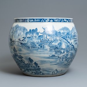 Un grand aquarium en porcelaine de Chine en bleu et blanc à décor d'un paysqage, Qianlong — photo 2