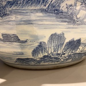 Un grand aquarium en porcelaine de Chine en bleu et blanc à décor d'un paysqage, Qianlong — photo 23