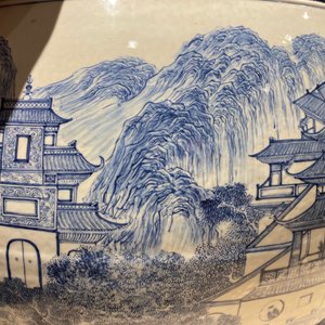 Un grand aquarium en porcelaine de Chine en bleu et blanc à décor d'un paysqage, Qianlong — photo 26