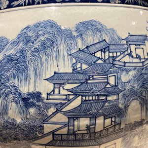Un grand aquarium en porcelaine de Chine en bleu et blanc à décor d'un paysqage, Qianlong — photo 29