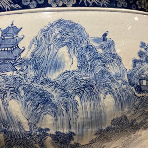 Un grand aquarium en porcelaine de Chine en bleu et blanc à décor d'un paysqage, Qianlong — photo 35