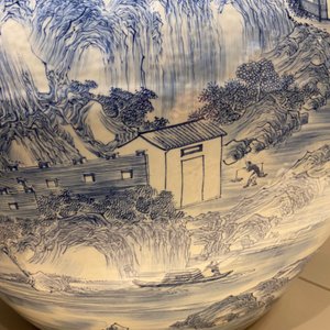 Un grand aquarium en porcelaine de Chine en bleu et blanc à décor d'un paysqage, Qianlong — photo 36